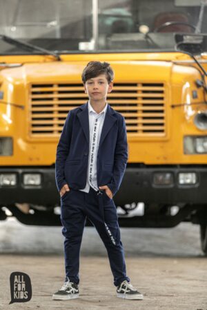 Granatowe spodnie dla chłopca z szelką