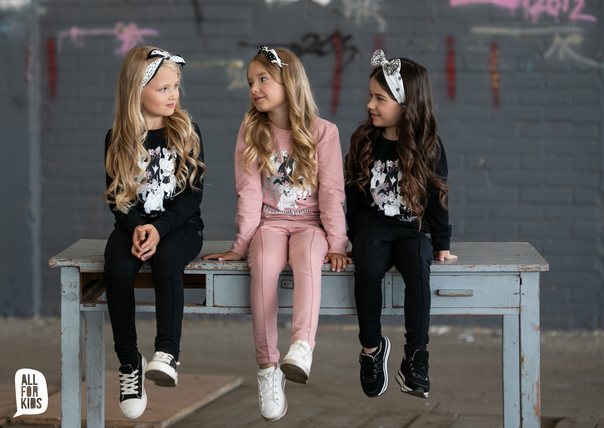 Najlepsze bluzy dla dziewczynek  – stylowe i funkcjonalne propozycje na sezon 2023