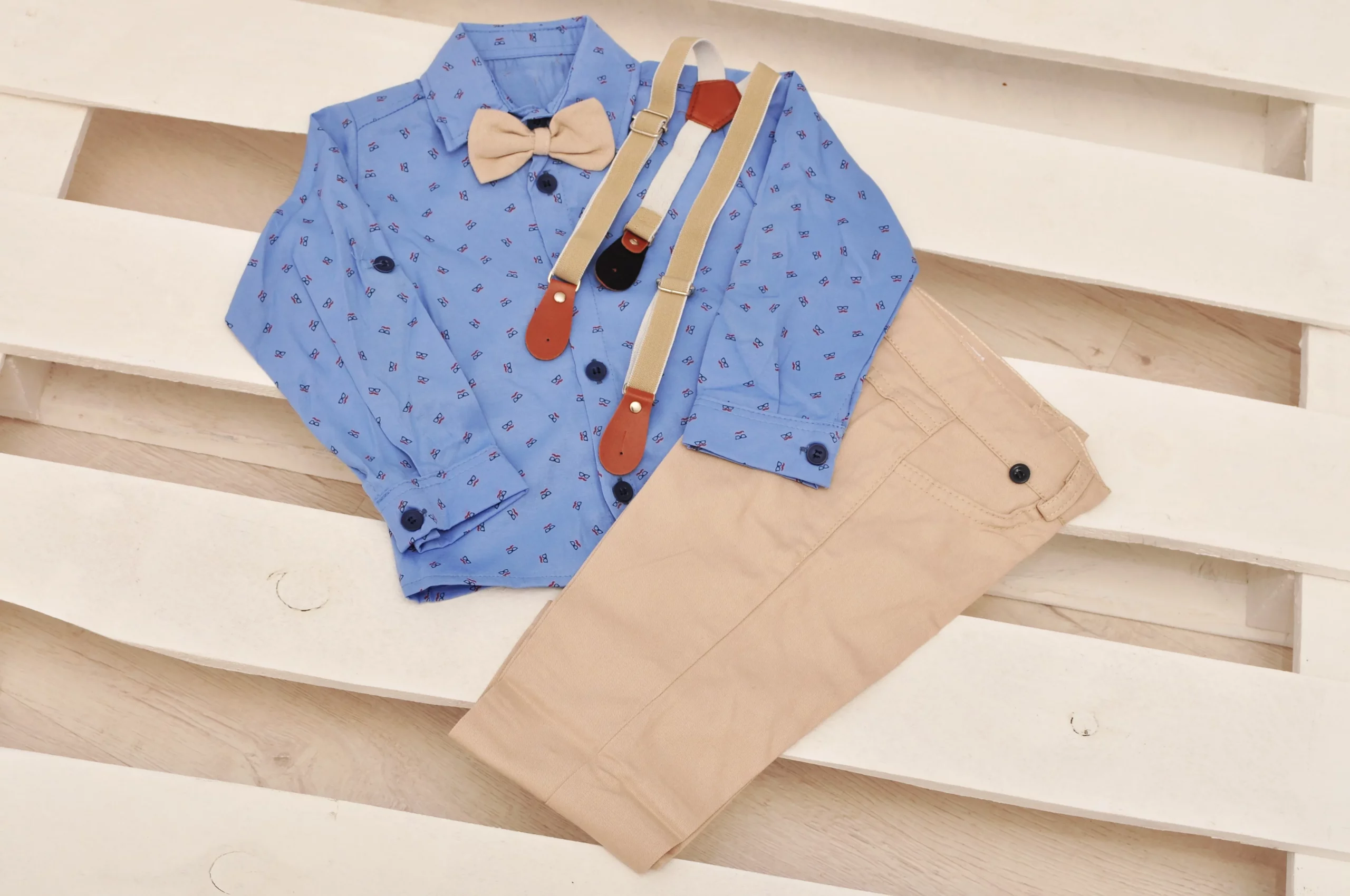 Strój wizytowy dla chłopca na lato – o czym należy pamiętać?